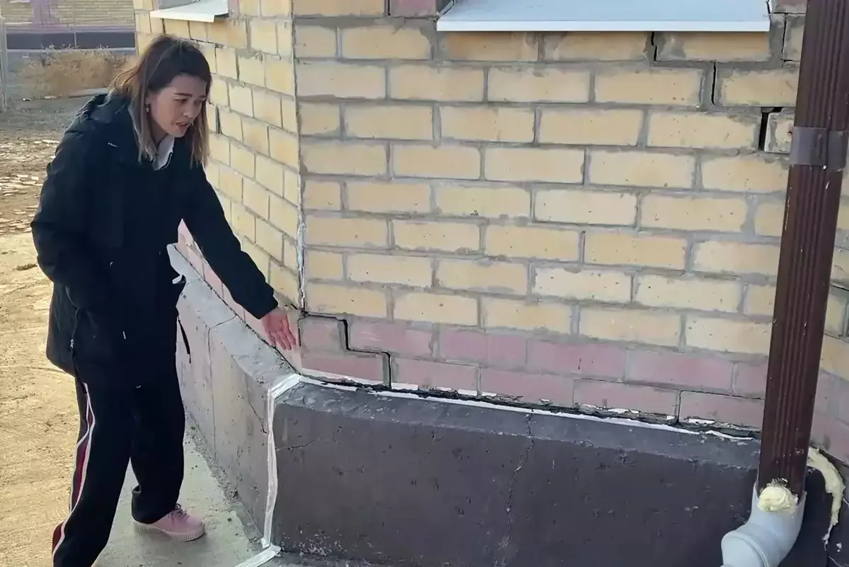 Жилье по госпрограмме: жители Атырау жалуются на из рук вон плохо построенные дома