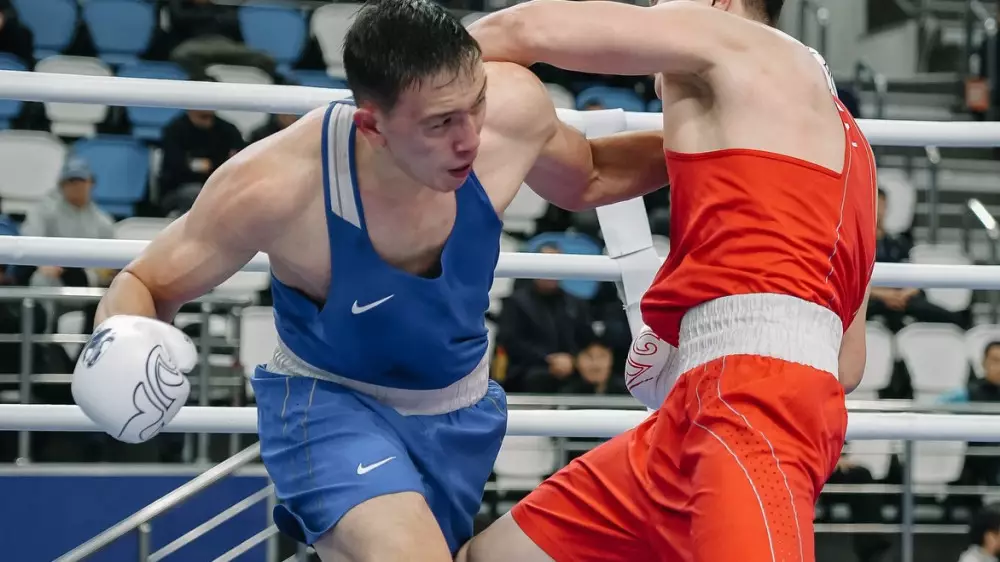 Боксёр из Казахстана с нокдауном выиграл битву за финал Кубка мира