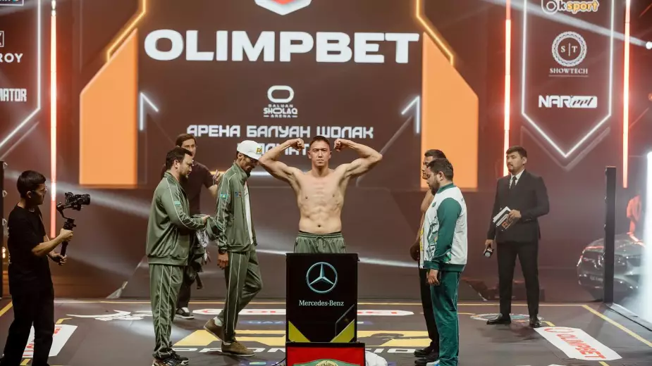 Два нокдауна вывели Казахстан в финал Кубка мира по боксу