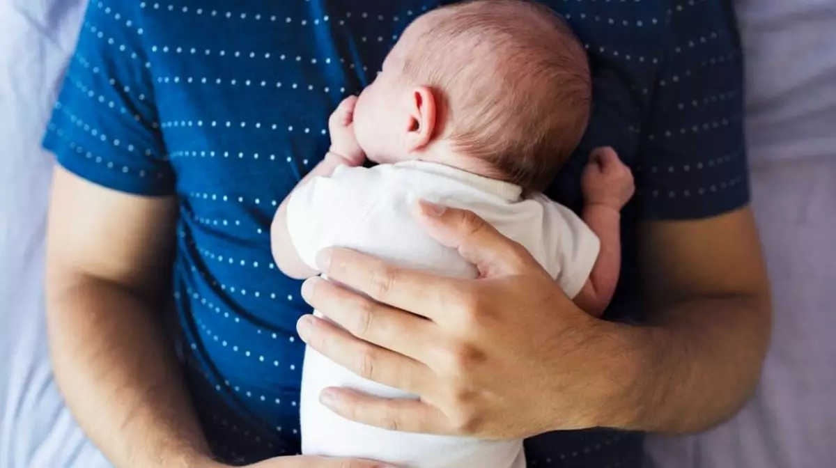 В Мажилисе предложили засчитывать декрет отцов в трудовой стаж