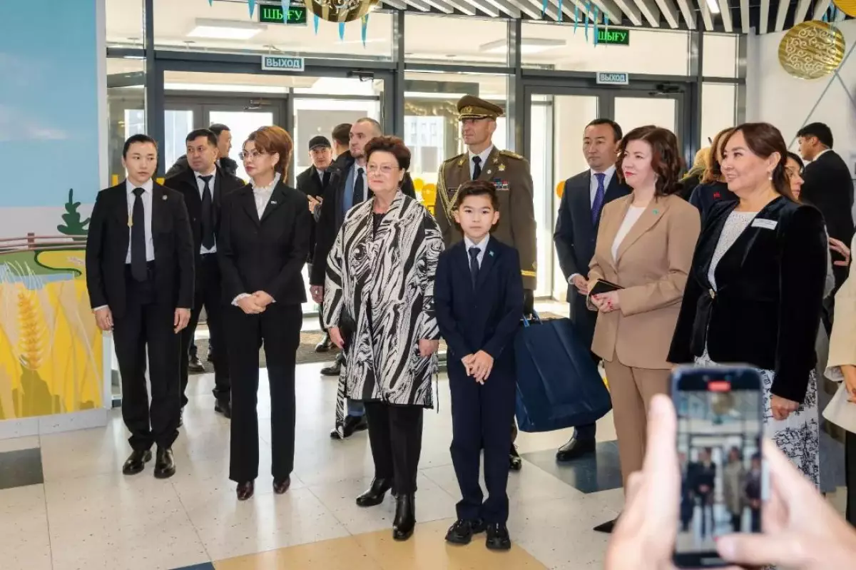 Эстонияның бірінші ханымы оқушылар ұсынған қолөнер бұйымдарын  тамашалады