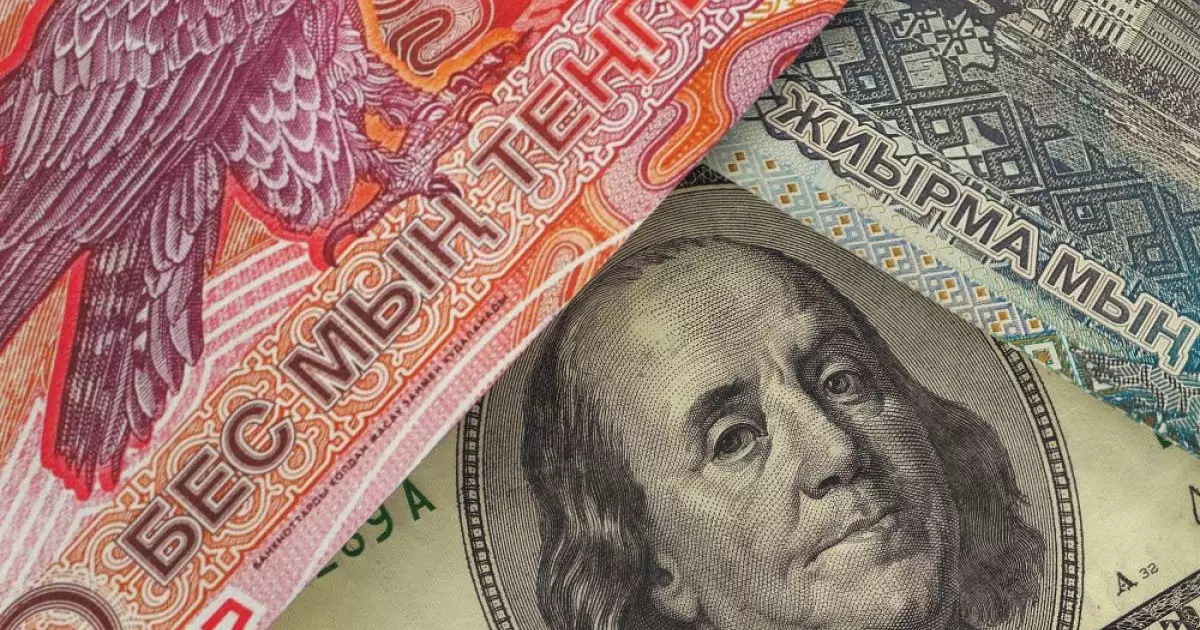  Почему доллар `подозрительно дешевеет` перед Новым годом 