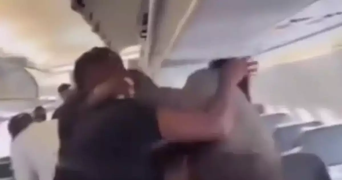  Бүкіл әлемге танымал әзілкеш пен блогер ұшақ ішінде төбелесіп, шу шығарған 