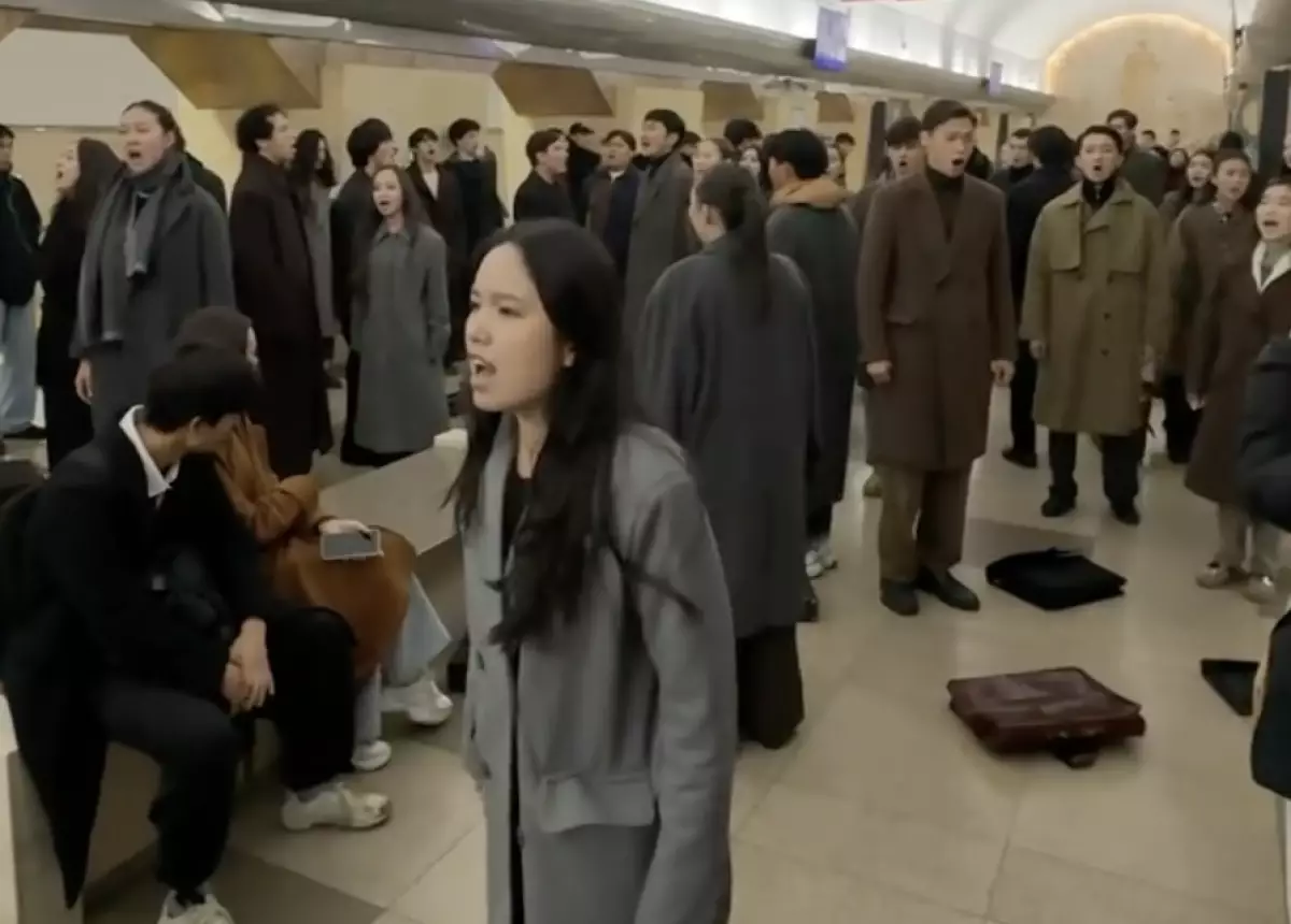 Молодежь устроила перформанс в метро Алматы (ВИДЕО)