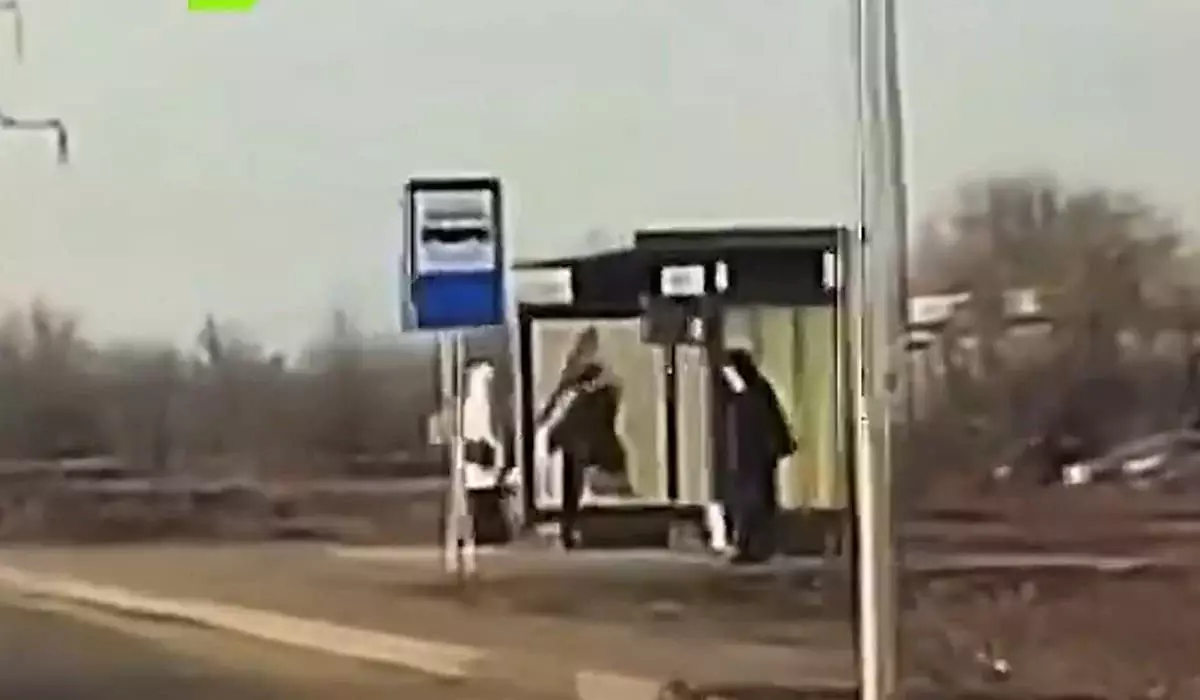 Актюбинец разбил стекло на остановке после ссоры с женой (ВИДЕО)