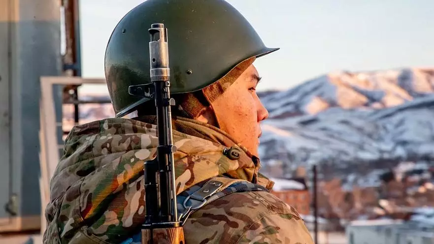 «Сотталғандар қоршауға өрмелемек болды»: Өскеменде түзету мекемесінде оқ атылды 