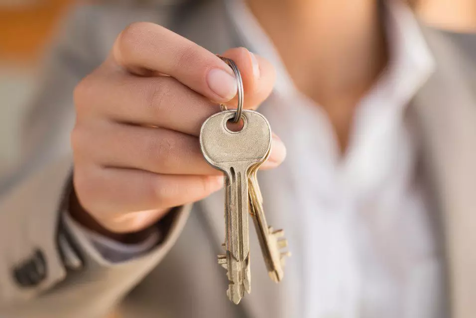 Афера на миллионы: В Семее женщина обманула пенсионера при покупке квартиры