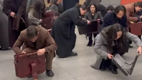 В метро Алматы люди внезапно начали петь и танцевать