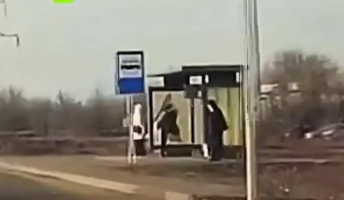 Ақтөбеде әйелімен ренжісіп қалған ер адам аялдаманы сындырып тастады