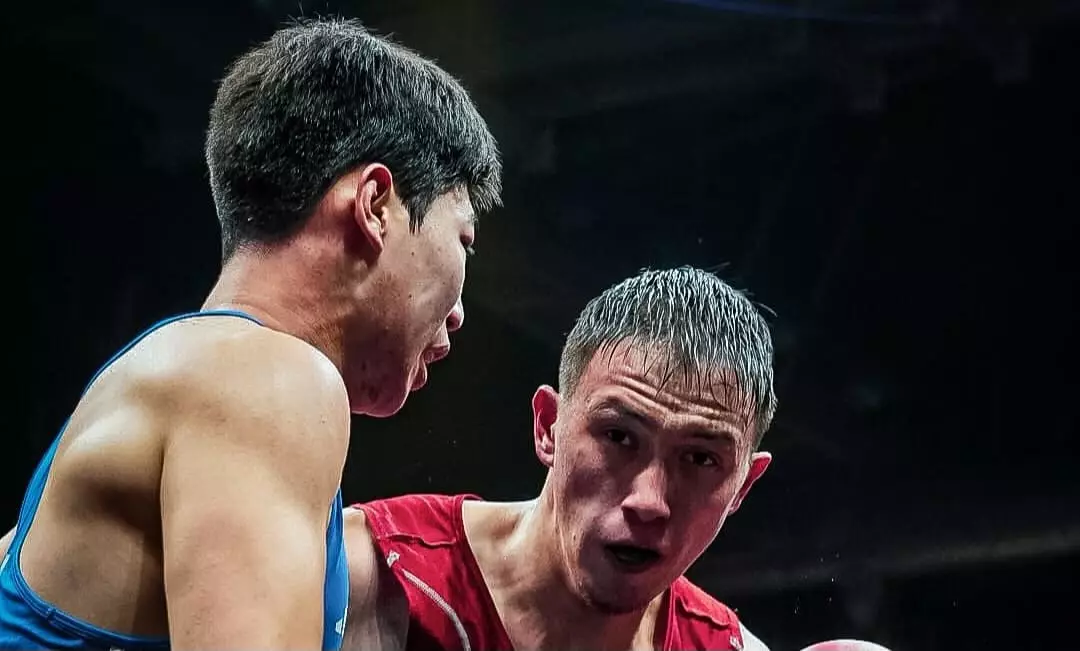 Екі нокдаун және сенімді жеңіс: қазақстандық боксшы финалда Өзбекстанмен жұдырықтасады