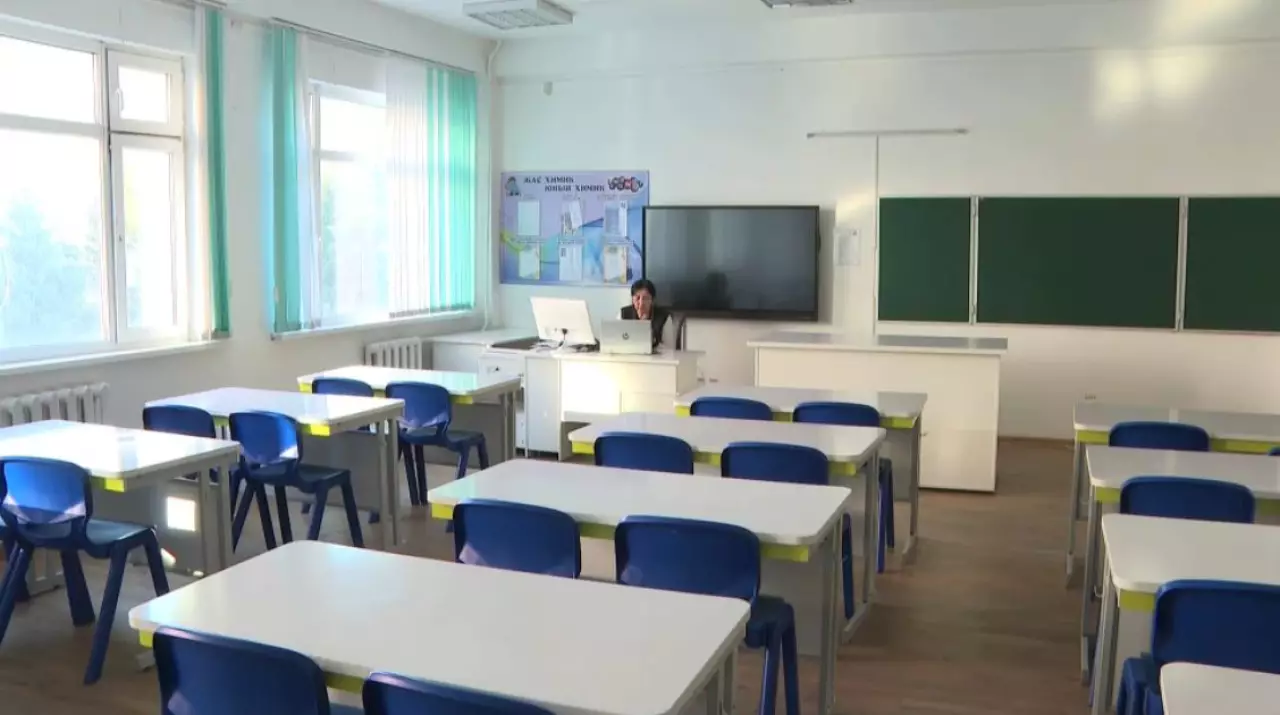 Школьников перевели на дистанционное обучение в ВКО