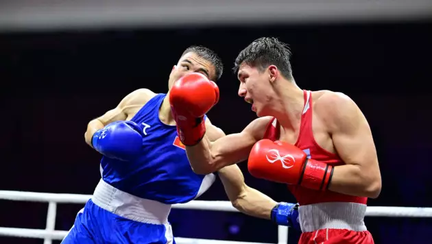 Казахстанец разгромил чемпиона мира и вышел в финал Кубка мира по боксу