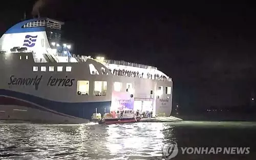 Южнокорейское пассажирское судно с 267 на борту село на мель; о смертях не сообщается.