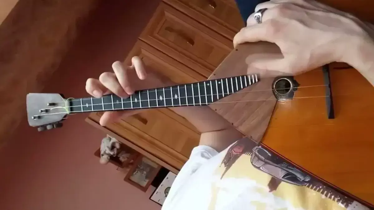 Учитель по игре на балалайке душил детей и предлагал им за это деньги - новости на Lada.kz 19.11.2025