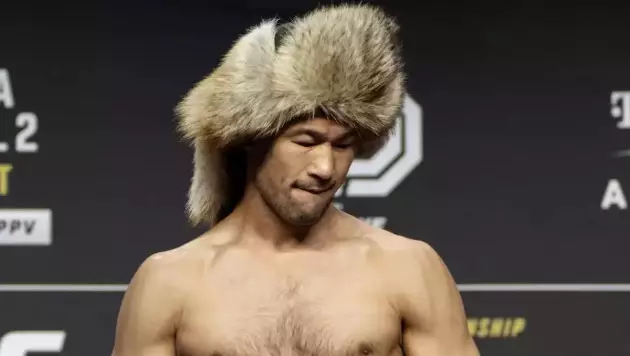 Рахмонову "записали" победу над Махачевым в бою за титул UFC