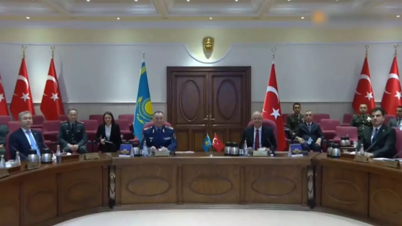 Министры обороны Казахстана и Турции обсудили развитие партнёрства