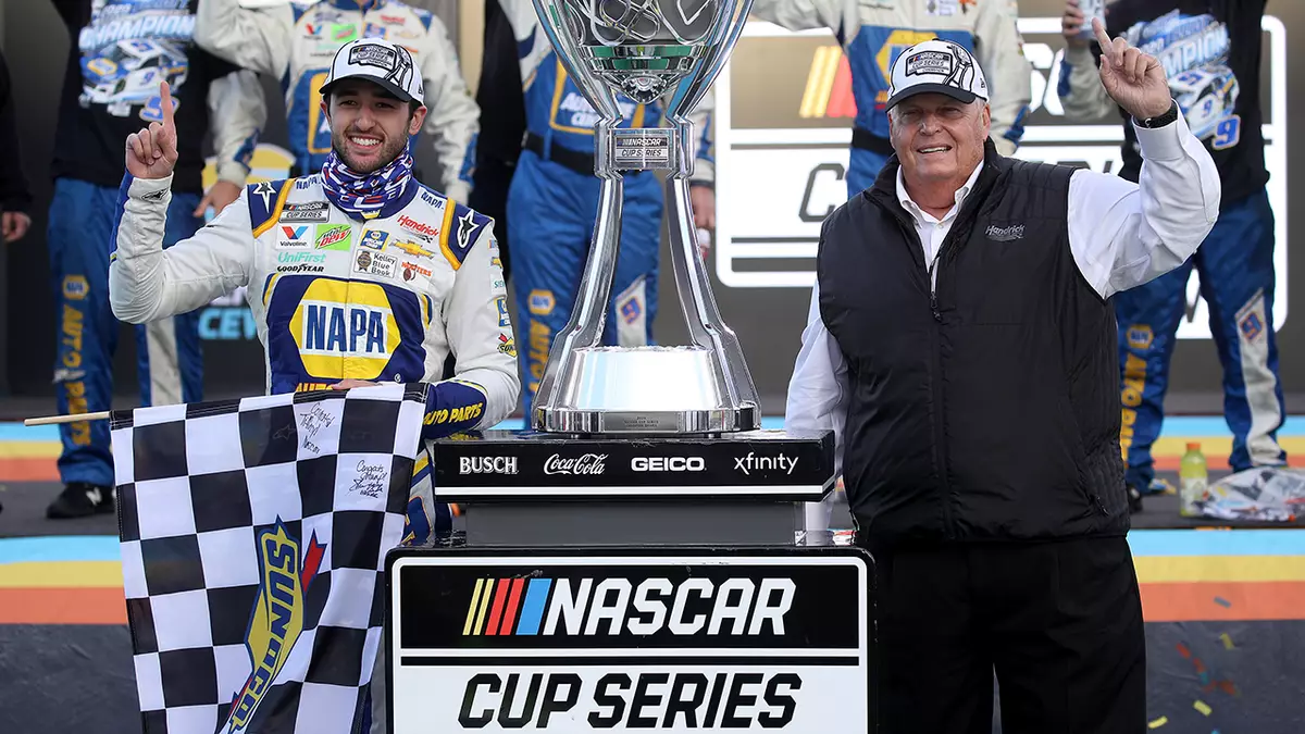 Шарлоттский лидер NASCAR пополнил свой парк автомобилями с ДВС десятками машин.