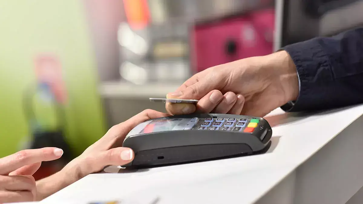 Семейные платежи под запретом: из-за новых правил казахстанка не смогла расплатиться картой мужа - новости на Lada.kz 19.11.2025