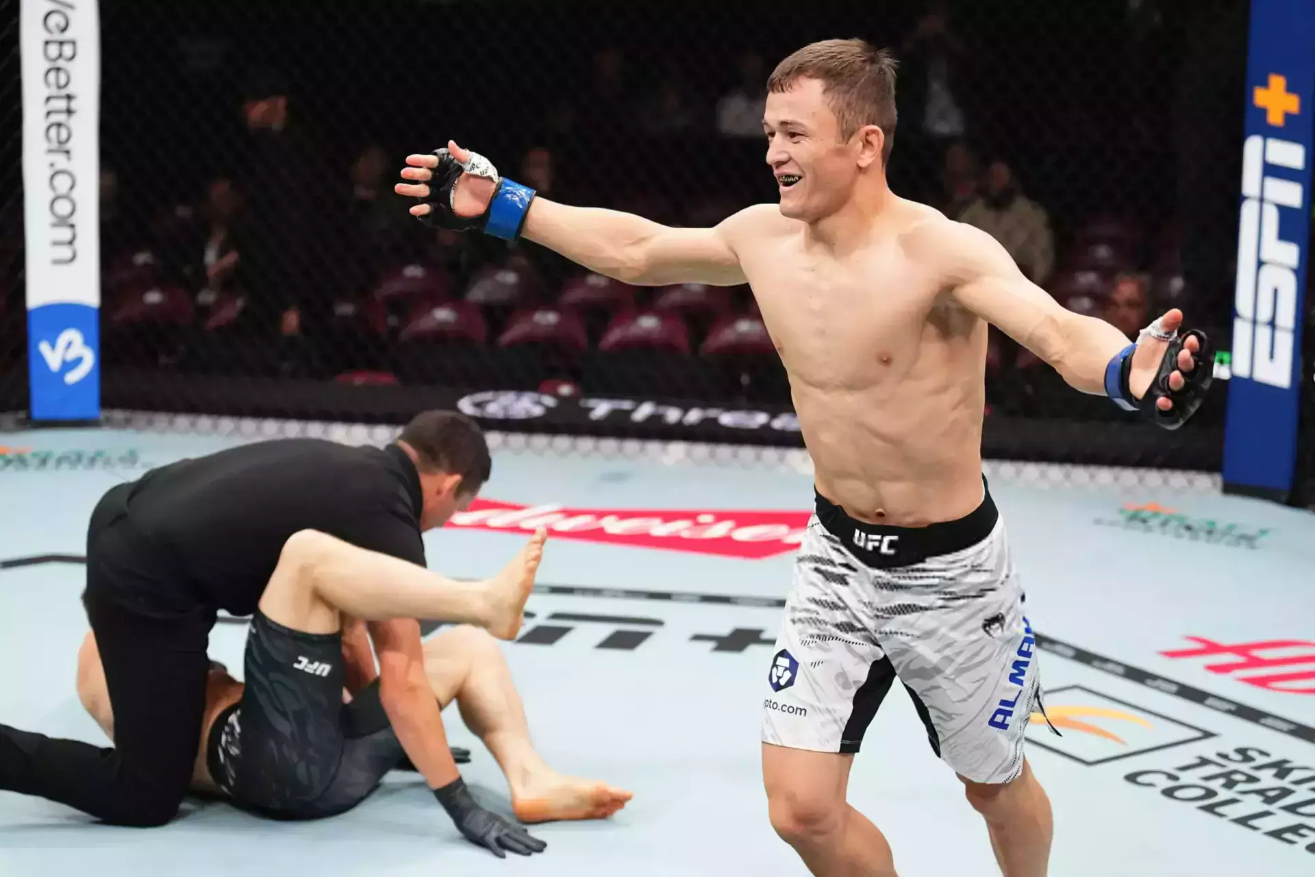 Бекзат Алмахан проводит подготовку к бою в UFC вместе с Царукяном