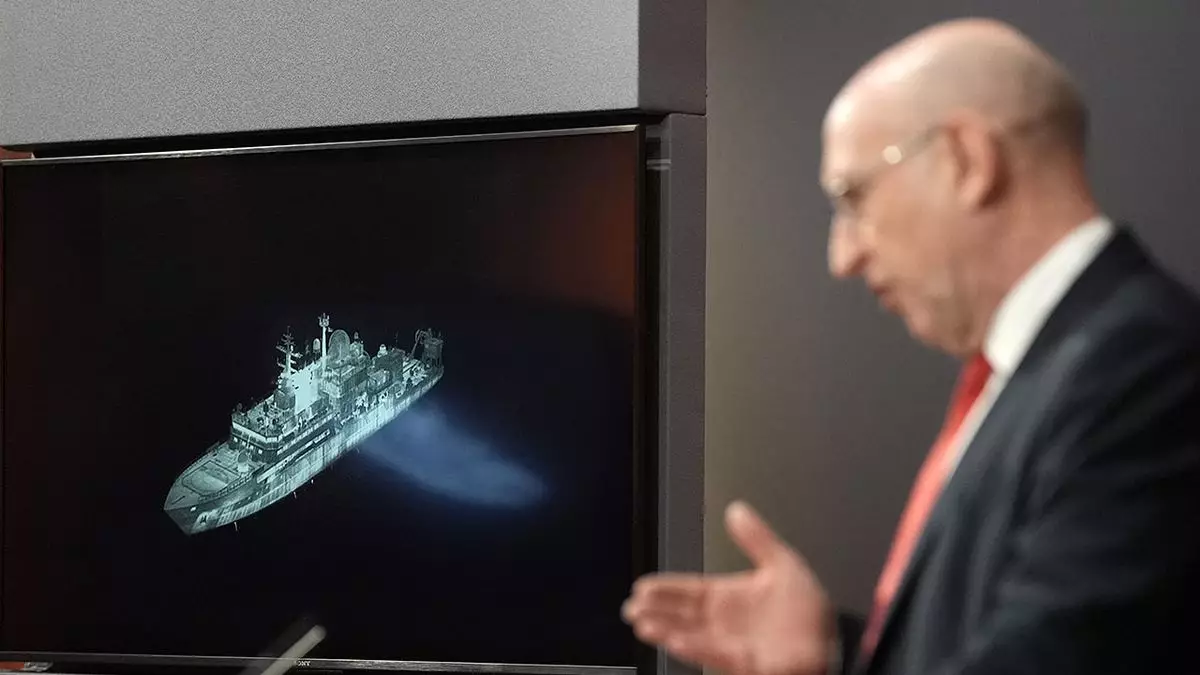 Британия заявляет, что российский разведывательный корабль находится у границ её вод, а министр обороны предупредил Путина.