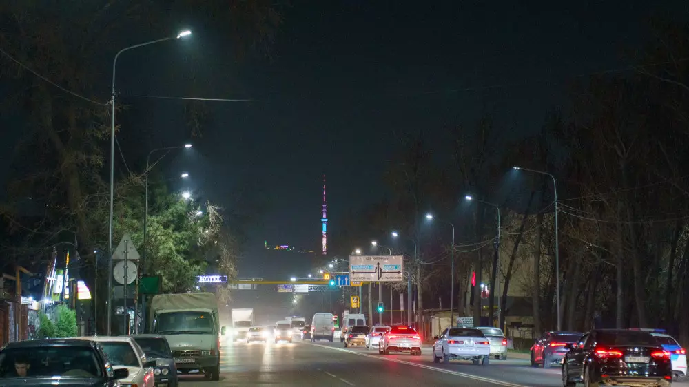 Акимат считает, что теперь алматинцы реже жалуются на освещённость города. Мы проверили, стало ли светлее