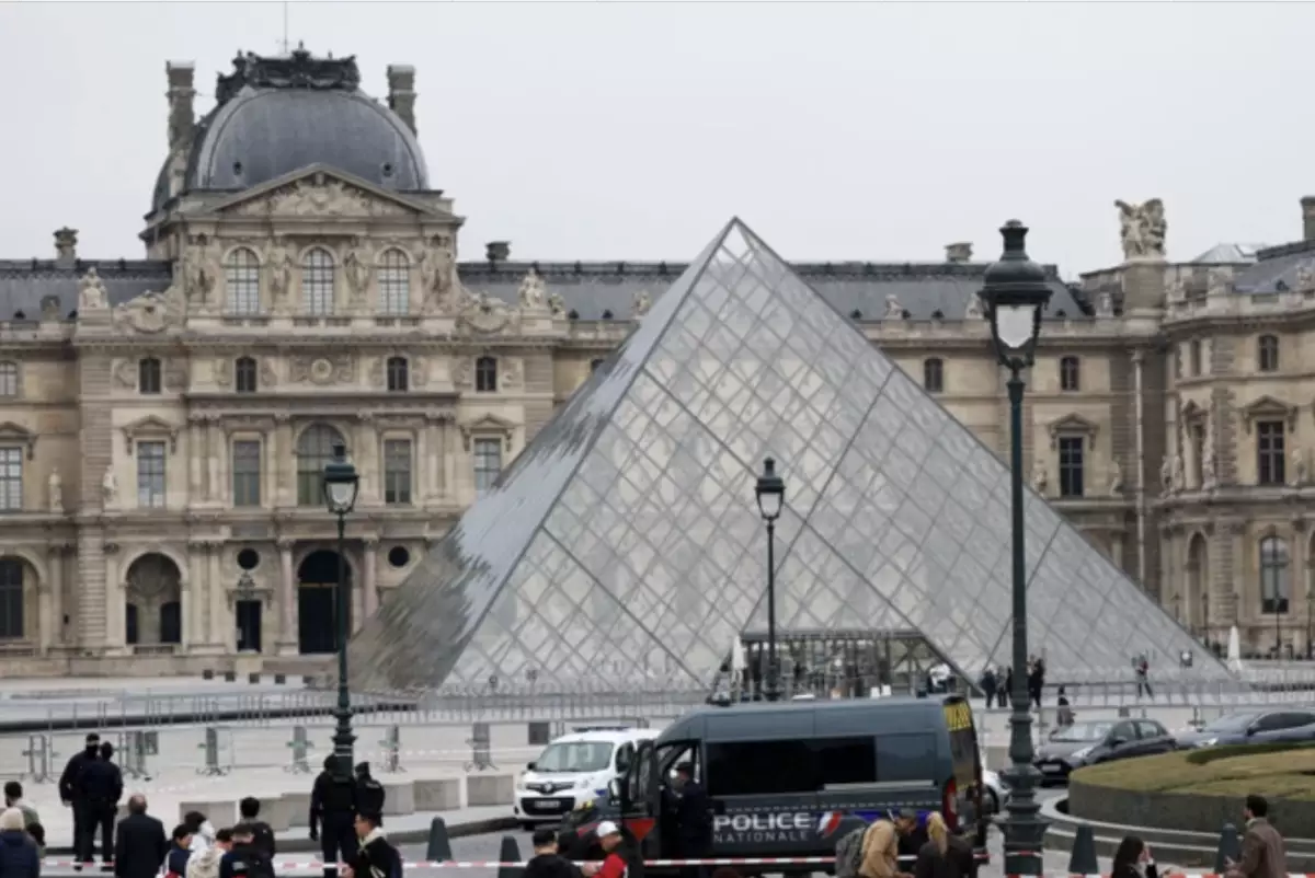 Лувр установит 100 новых камер после "ограбления века"