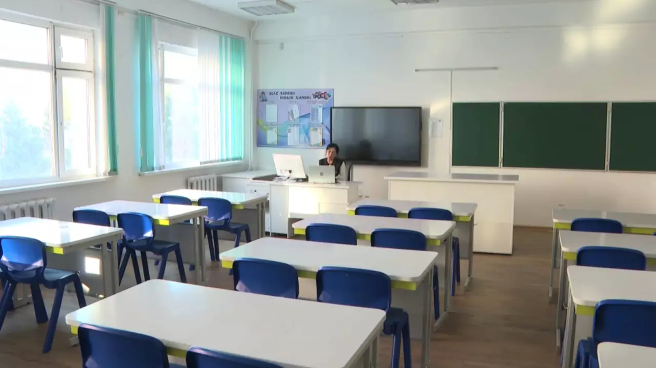 Казахстанские школьники переходят на дистанционное обучение