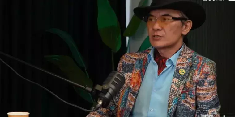 «Қатын құтырған заман болды»: танымал ақын психологтарға ренішін жеткізді (ВИДЕО)