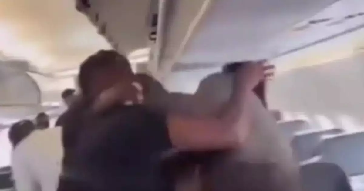  Бүкіл әлемге танымал әзілкеш пен блогер ұшақ ішінде төбелесіп, шу шығарған (ВИДЕО) 