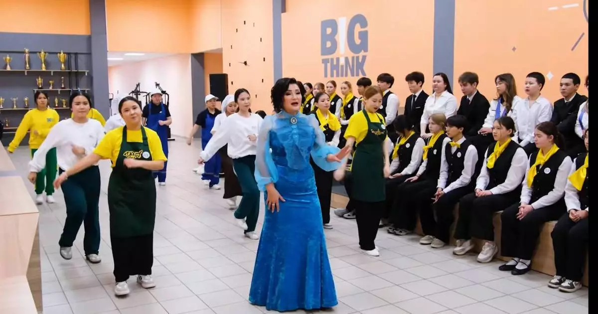  Астанада 700 студенттің қатысуымен «Еңбек адамы» әніне бейнебаян түсірілді 