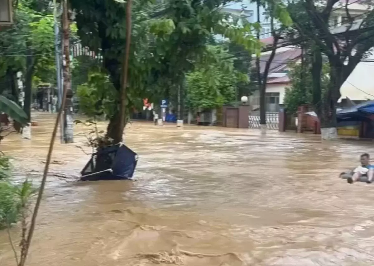 «Люди сидят на крышах»: казахстанец рассказал, как наводнение парализовало Вьетнам