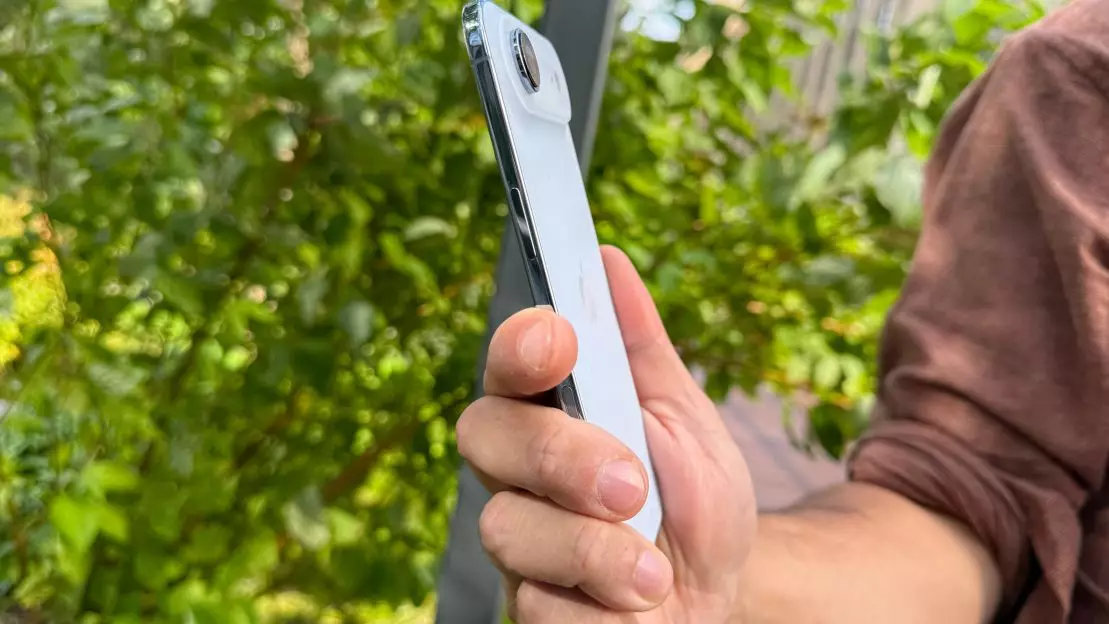 iPhone-ның сәтсіз моделін жасаған дизайнер Apple компаниясынан кетті