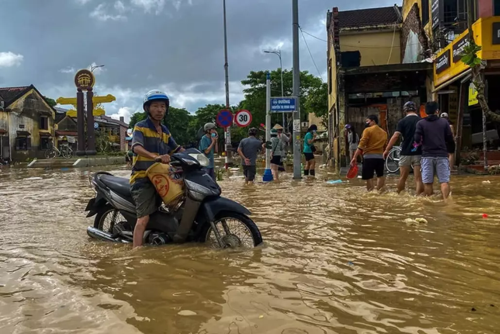 Во Вьетнаме десятки тысяч домов ушли под воду, 16 погибших