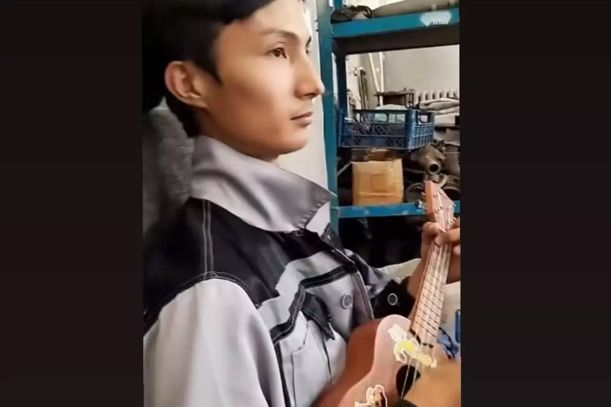 Видео с поющим ветеринаром из Атырауской области стало хитом в соцсетях