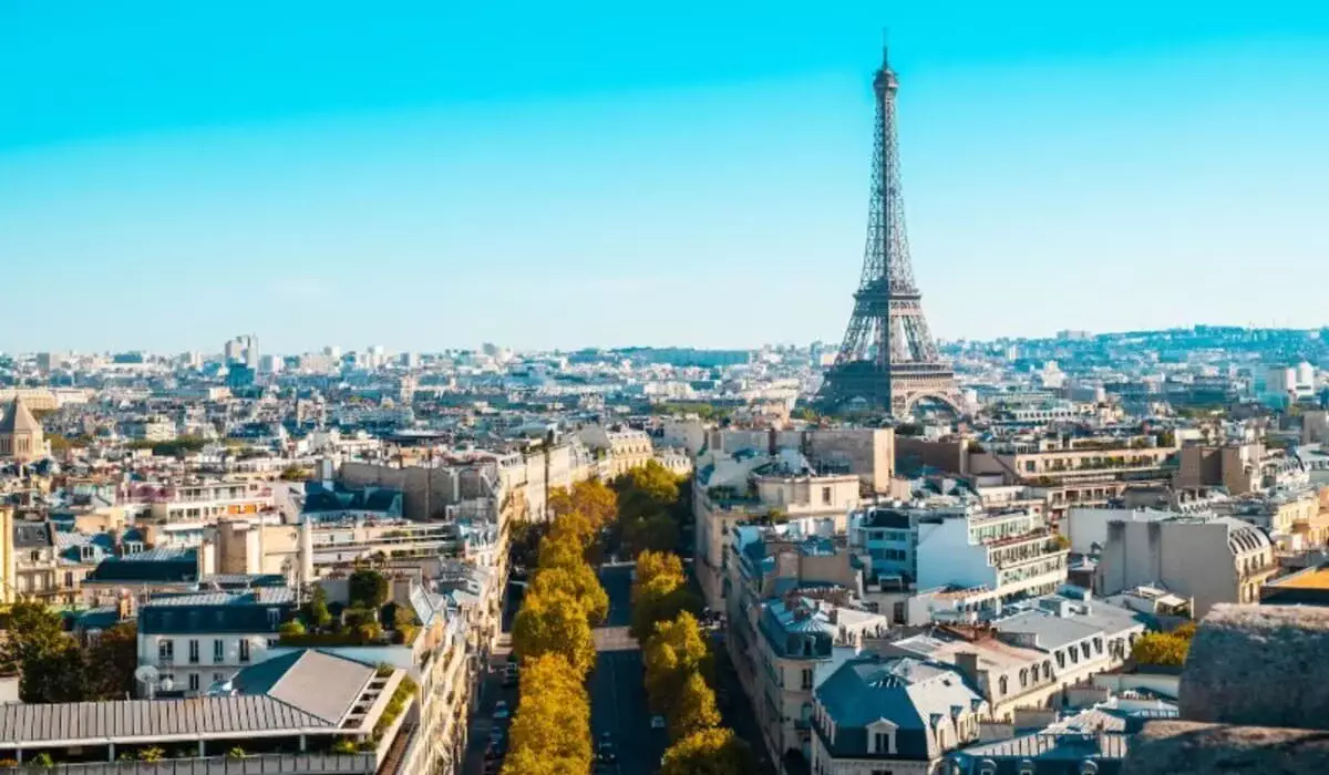 Больше 55 тысяч домов остались без света в нескольких районах Парижа