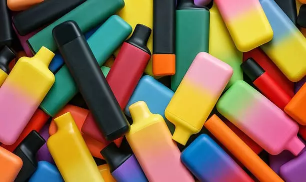 В суд направили дело о незаконном ввозе и продаже вейпов в Костанайской области