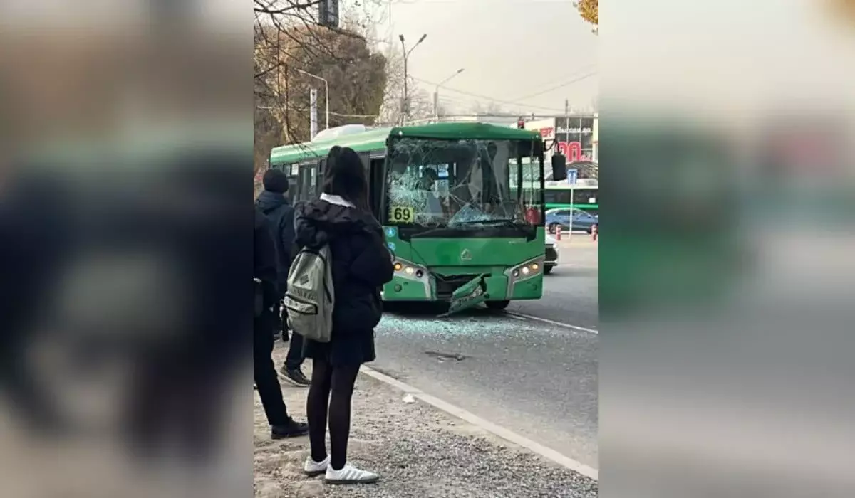В Алматы столкнулись два маршрутных автобуса: есть пострадавшие