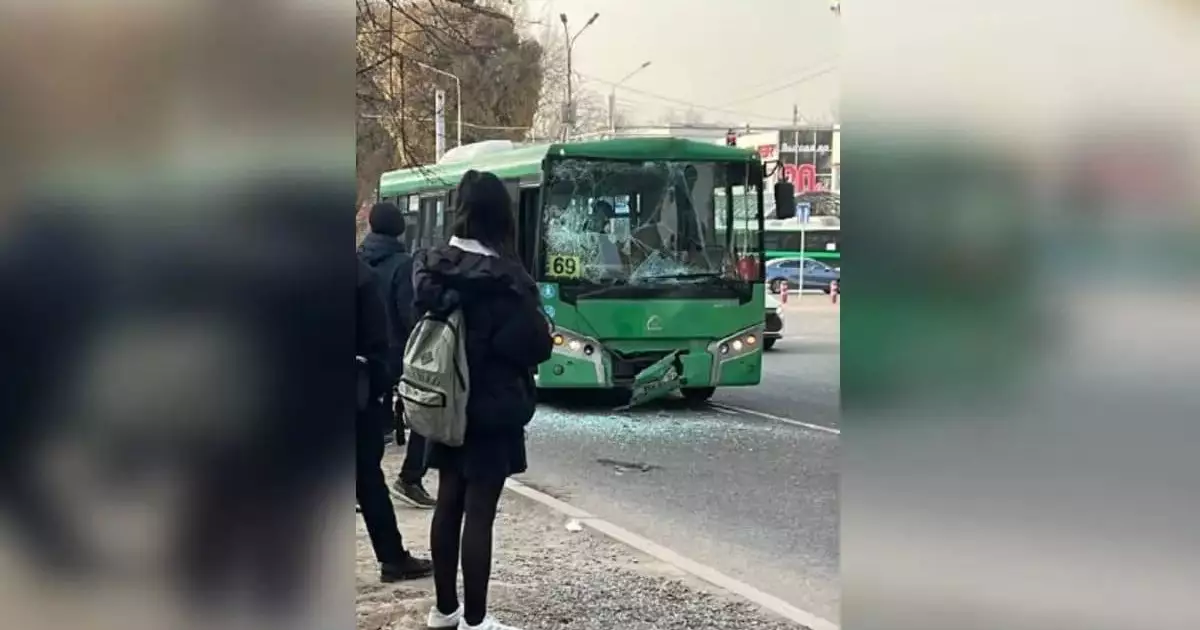  Алматыда екі автобус соқтығысты 