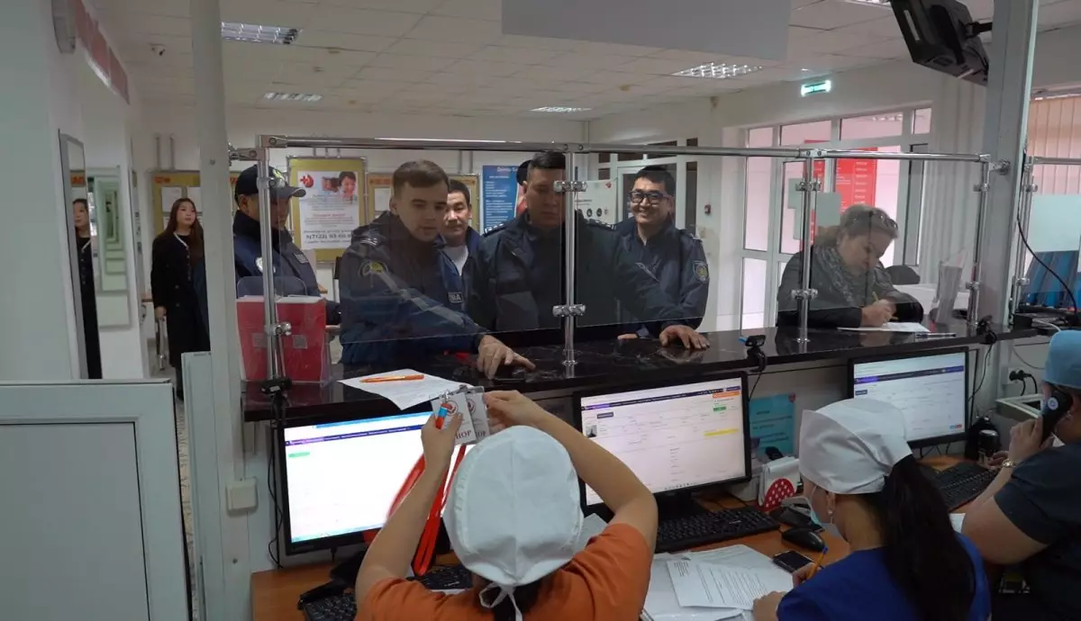 «Подари жизнь – стань донором»: в Атырау полицейские сдали кровь для пострадавших в ДТП