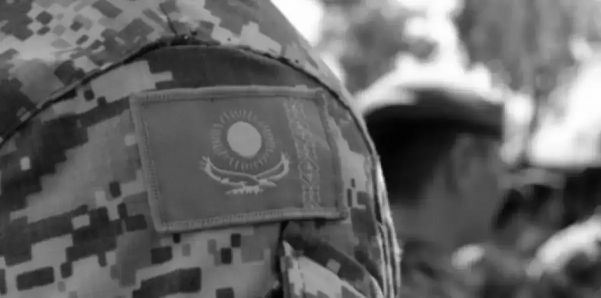 Әскердегі сарбаздар өлімі туралы сұрақ қойылғанда, министр күліп жіберді (ВИДЕО)