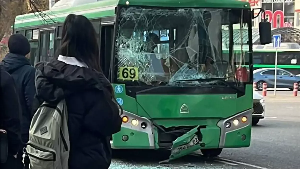 Зардап шеккендер бар: Алматыда екі автобус соқтығысып қалды (ВИДЕО)