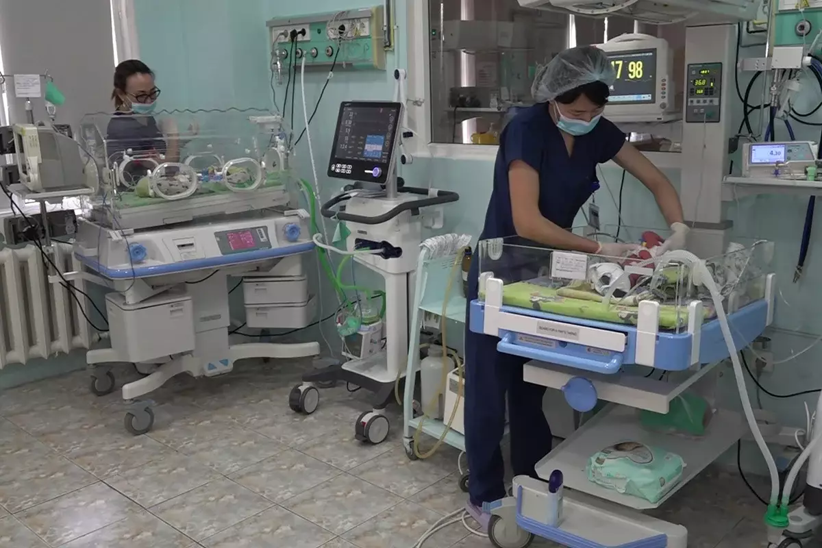 Недоношенные новорожденные: какую помощь им оказывают казахстанские врачи