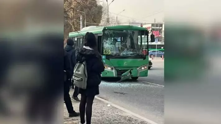 Алматыда жолаушылар мінген екі автобус соқтығысты