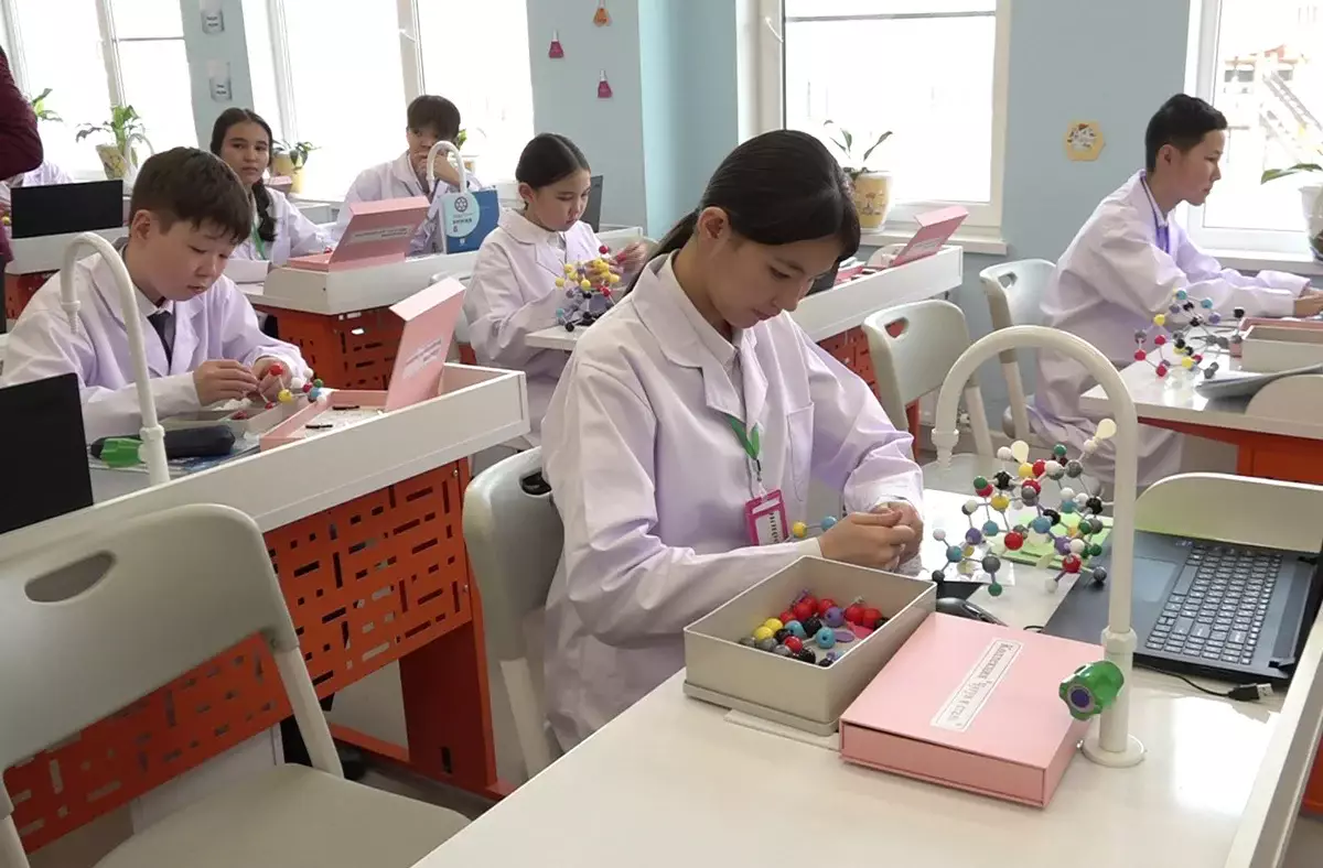 Алматинские школы нового поколения переходят на современные стандарты обучения и безопасности