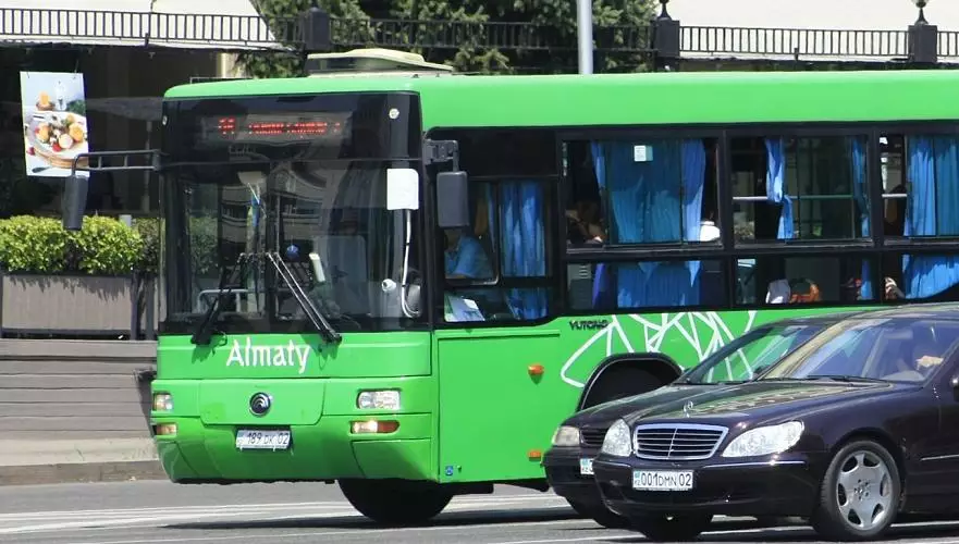 Двое пострадали при столкновении автобусов на остановке Алматы