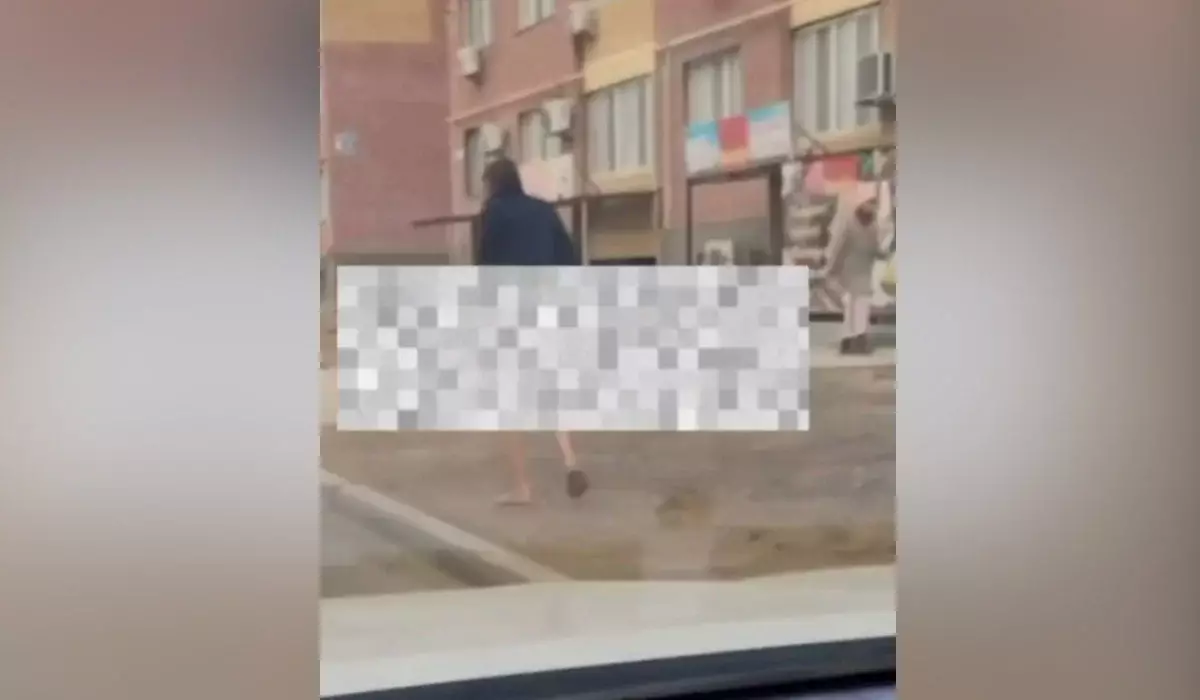 Мужчина без трусов разгуливал по улицам в Атырау (ВИДЕО)