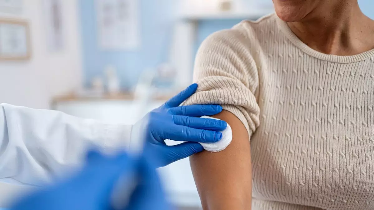 Вакцины от COVID под пристальным вниманием после исследований, выявивших возможные риски для здоровья.