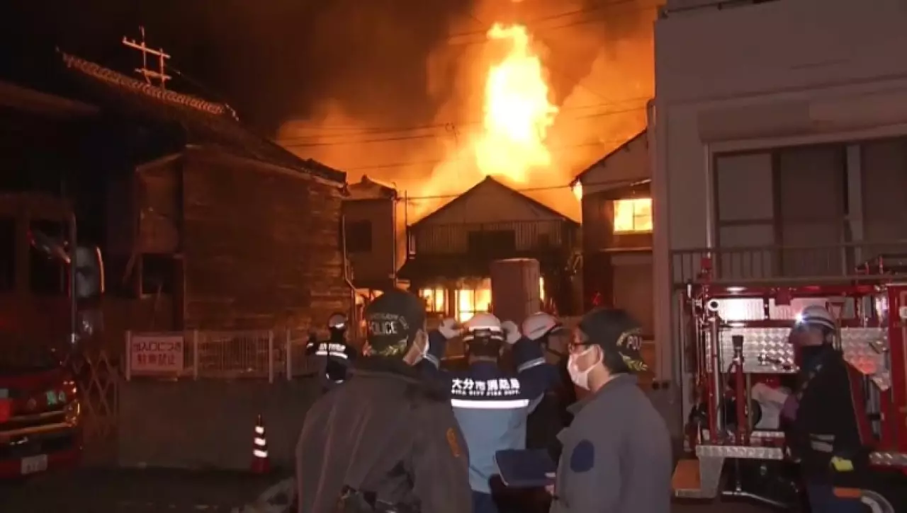 Крупнейший за 50 лет пожар тушат в Японии