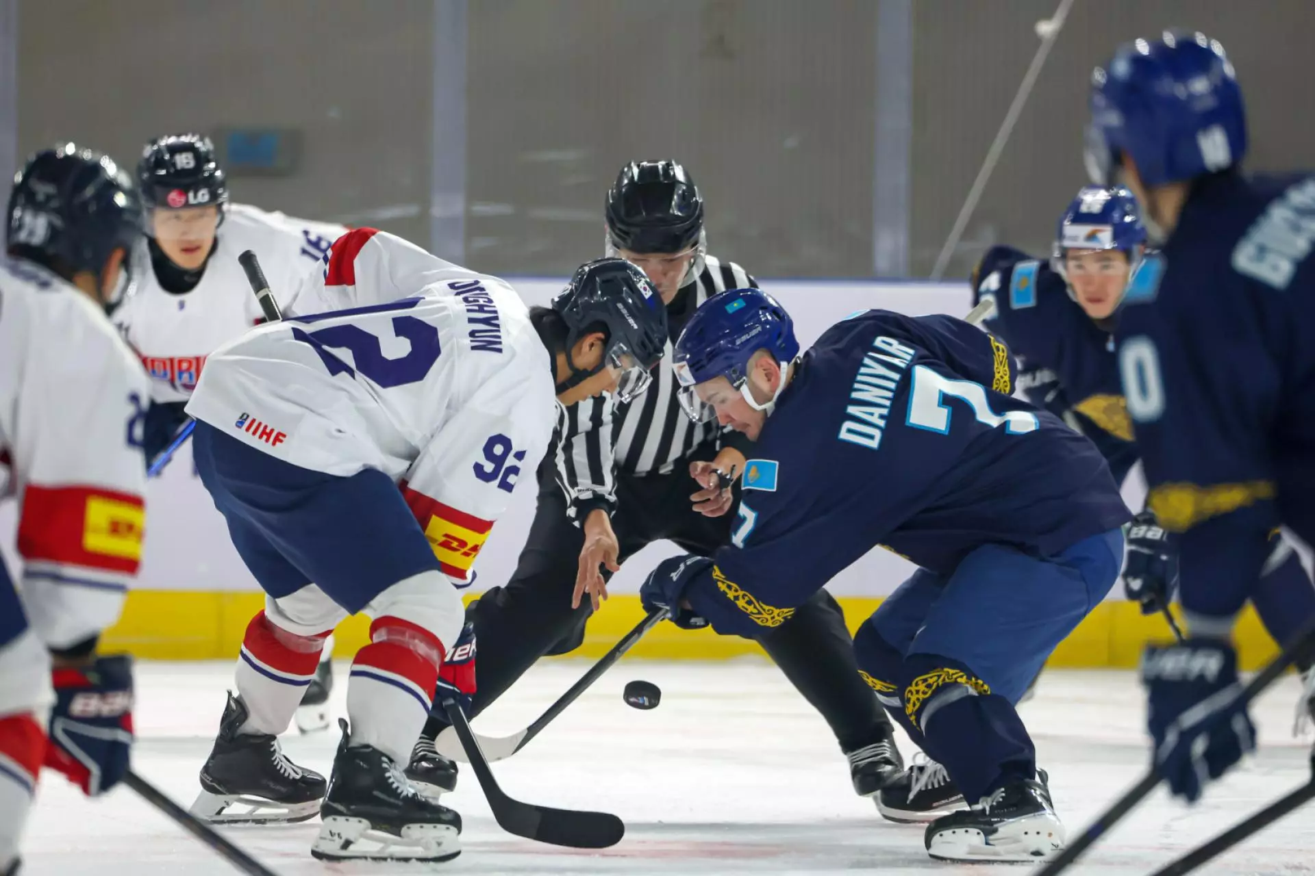 Казахстанские хоккеисты с уверенной победы начинают защиту титула чемпиона Азии