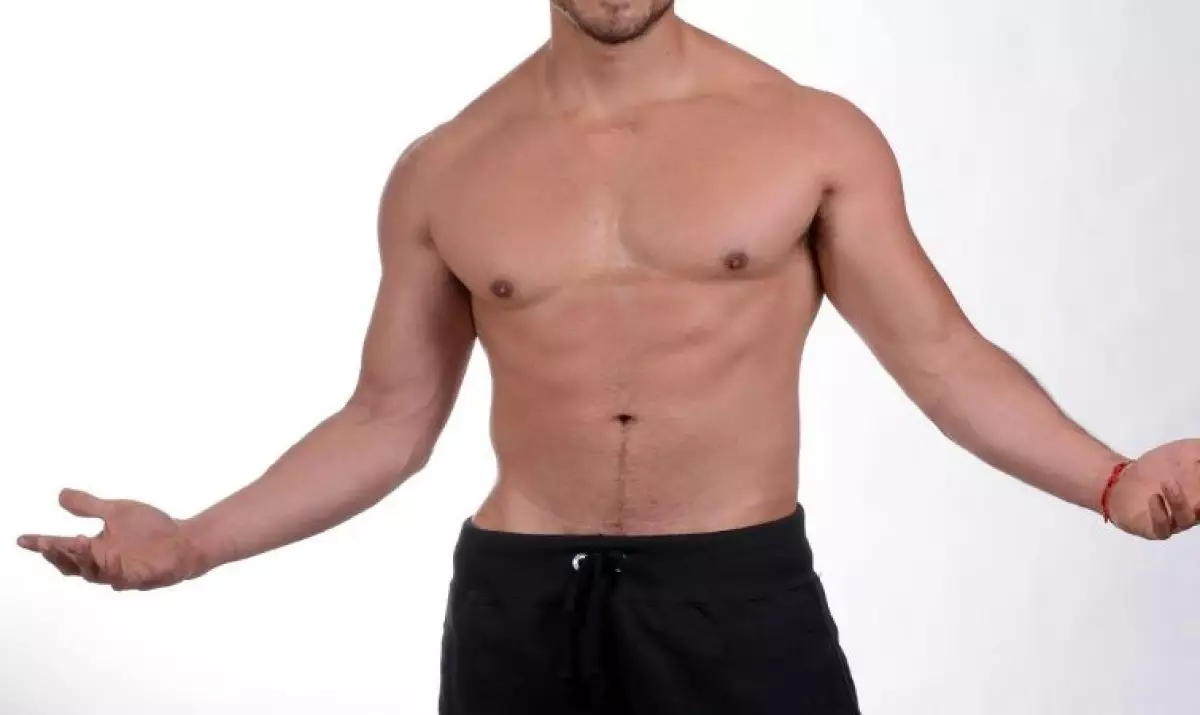 Голый мужчина разгуливал по двору в Атырау